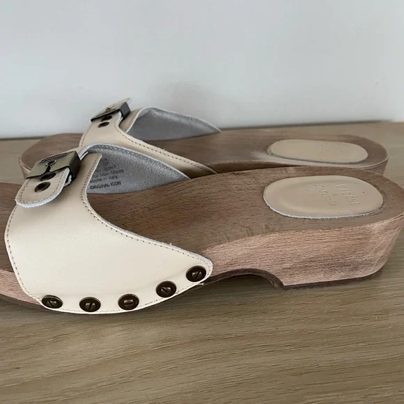 Re/Done Cream Mules with Gold Buckle - Picture 5 of 9